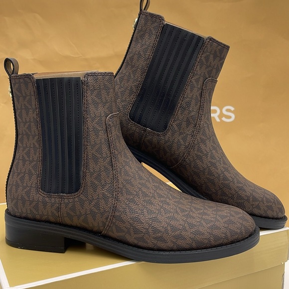 Michael Kors ELLA FLAT BOOTIE MK SIG SM
49F4ELFE5B
BROWN - Picture 6 of 16